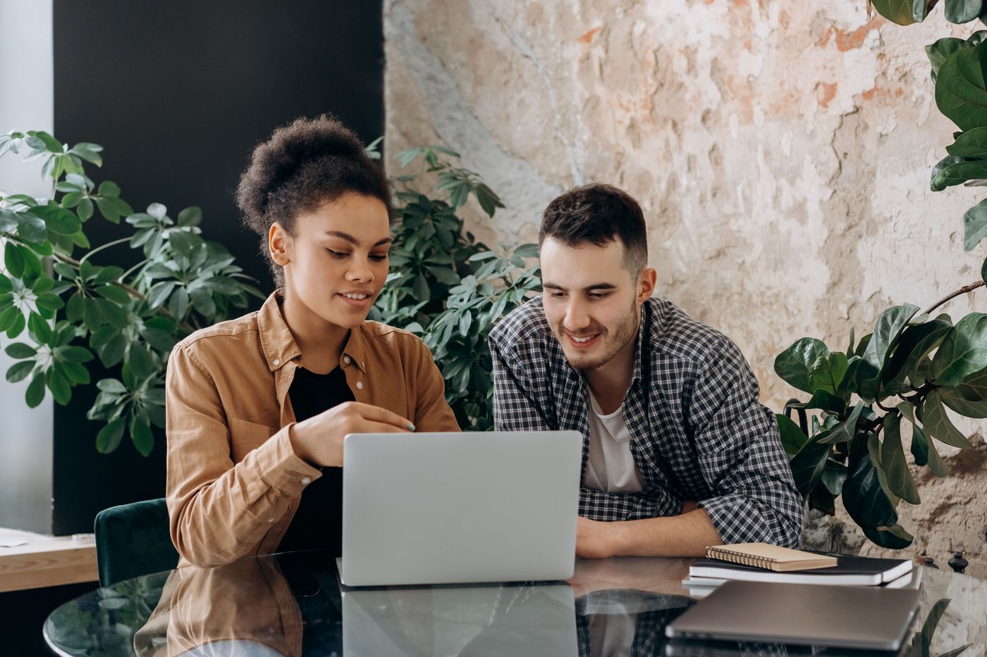 Zwei Partner arbeiten gemeinsam am Laptop